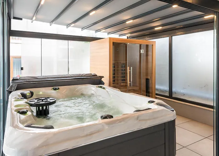 Center Luxury شقة *